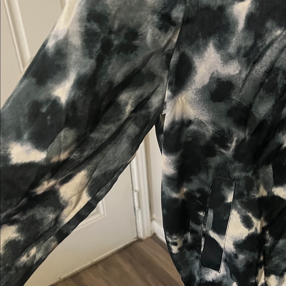 Stylish Tie-Dye Bomber Jacket in Black and White - Picture 3 of 7